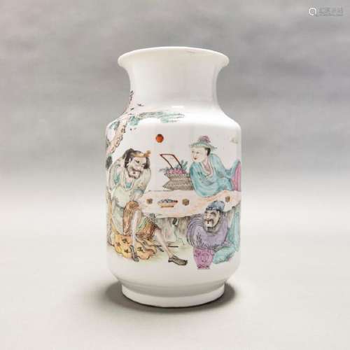 A CHINESE ANTIQUE' FAMILLE ROSE FIGURE VASE, QING