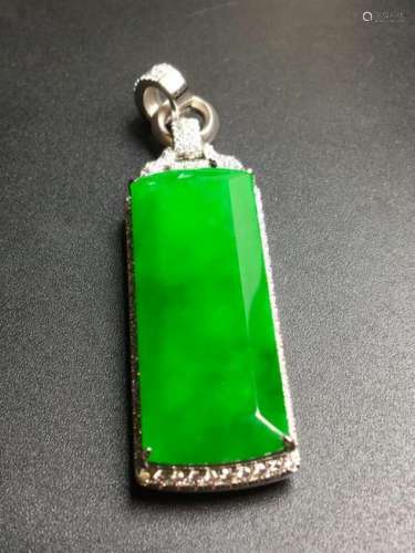 AN IMPERIAL GREEN JADEITE PENDANT, GIA CERTIFICATE