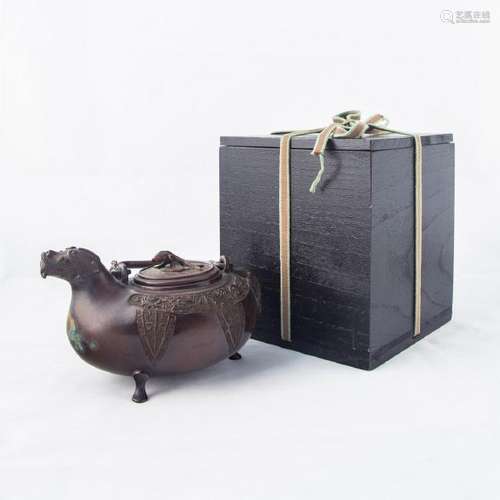 AN ANCIENT CHINESE BRONZE TEAPOT, QING PERIOD