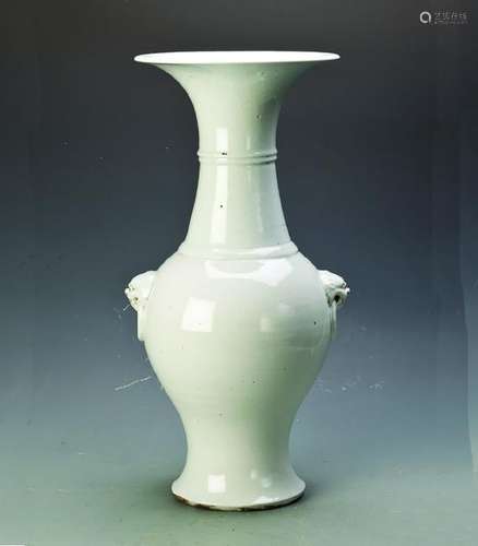 A CHINESE ANTIQUE WHITE GLAZE BALUSTER VASE