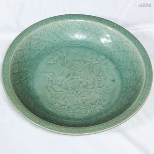 A CHINESE ANTIQUE LONGQUAN CELADON CARVED CHARGER