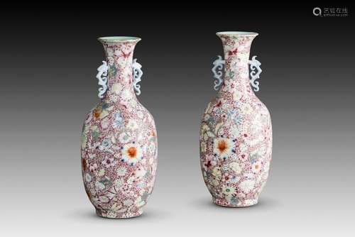 A PAIR OF FAMILLE ROSE MILLEFLEURS VASE, QING PERIOD