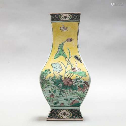 A CHINESE ANTIQUE FAMILLE VERTE LOTUS VASE