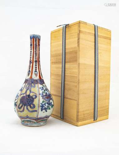 A CHINESE ANTIQUE LONG-NECKED WUCAI VASE, WANLI PERIOD