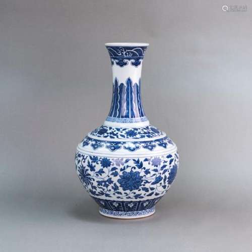 A CHINESE ANTIQUE BLUE & WHITE GLOBULAR LOTUS VASE