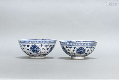 A PAIR OF CHINESE ANTIQUE BLUE & WHITE 'LOTUS' BOWLS