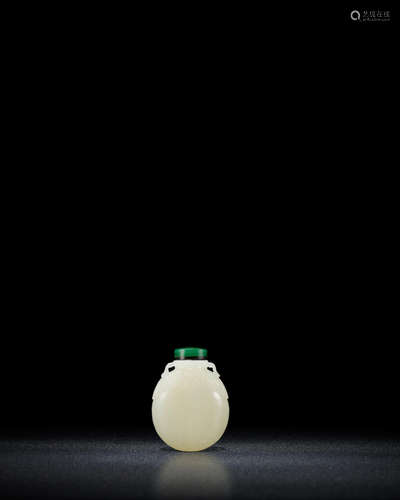 18th/19th century A fine white jade 'moonflask' snuff bottle