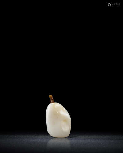 18th/19th century A white jade pebble-form snuff bottle