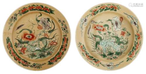 A pair of Chinese porcelain famille verte cafe au lait ground plates, Kangxi period, painted with