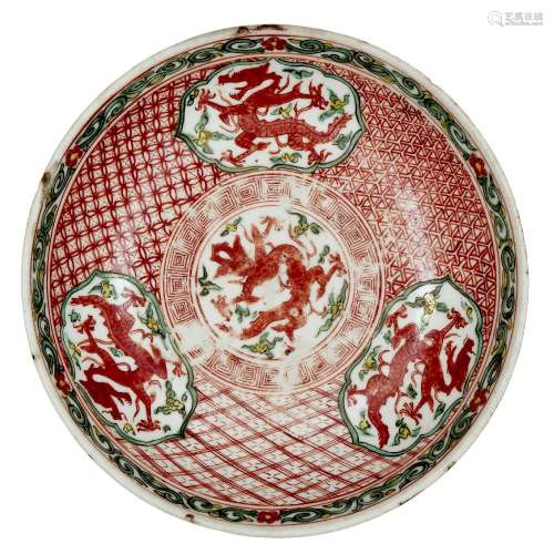 A Chinese porcelain wucai saucer dish, late Ming dynasty, 17th century, painted with three panels of