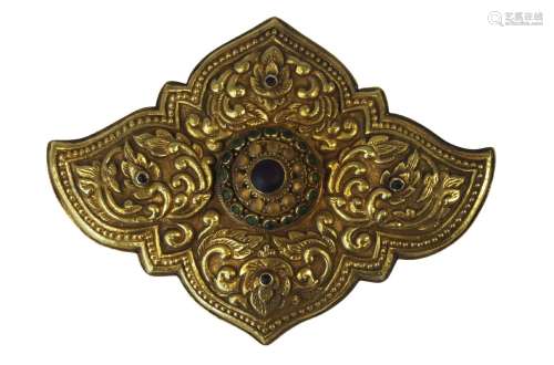 A large Thai gold ceremonial pendant plaque, 18th/19th century, centered with a paste-set target
