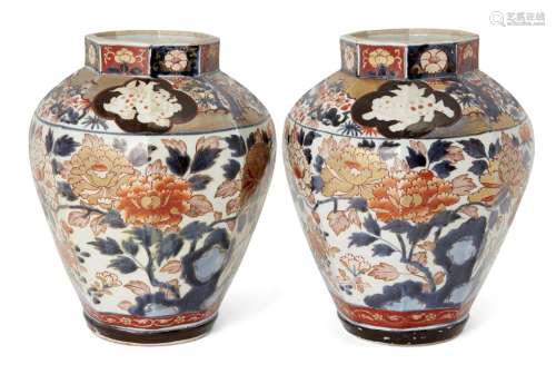 A pair of Japanese Arita porcelain octagonal vases, 17th century, painted in the imari palette