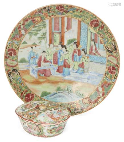 A Chinese Canton porcelain dish and box, 19th century, painted with panels of figures on a ground of