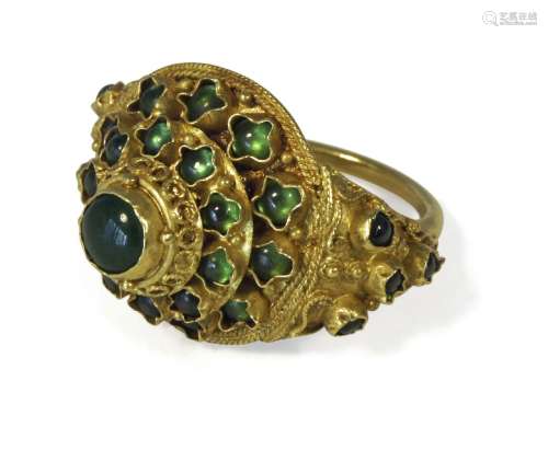 A Thai gold and filigree decorated ring, 19th century, set with emerald coloured glassPlease refer