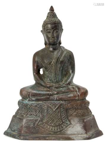 A Cambodian bronze figure of Shakyamuni Buddha, 17th/18th century, seated in dhyanasana, 16cm