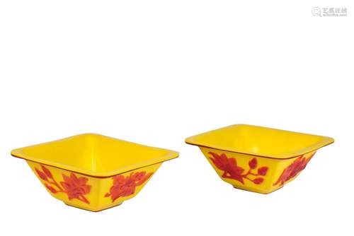 PAIR OF RED OVERLAY PEKING SQUARE GLASS BOWLS