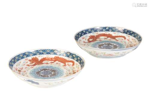 PAIR OF FAMILLE ROSE 'DRAGON' DISHES