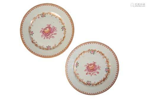 FINE PAIR OF EXPORT PORCELAIN FAMILLE ROSE PLATES