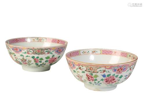 PAIR OF EXPORT FAMILLE ROSE BOWLS