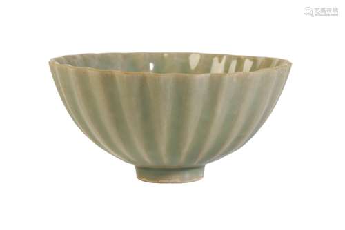 LONGQUAN CELADON 'CHRYSANTHEMUM' BOWL