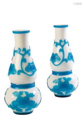 PAIR OF BLUE OVERLAY PEKING GLASS DOUBLE-GOURD VASES