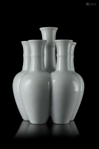 A clair-de-lune glaze six-necked vase, liulianpingChina, 20th century(h. 18 cm.)ITVaso a sei bocche,