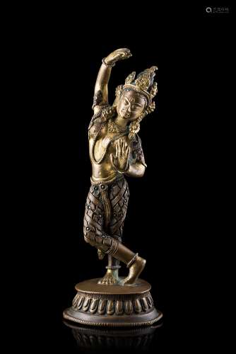 A gilt bronze figure of a dancing TaraChina, 20th century(h. 20.5 cm.)ITTara danzante in bronzo