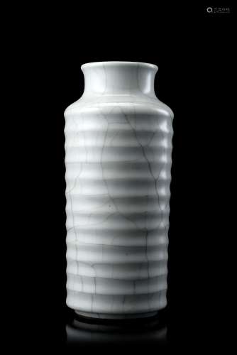 A guan-style cylindrical vase, with apocryphal Yongzheng markChina, 20th century(h. 20 cm.)ITVaso