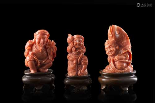 Three red coral carvings of fishermen, wood basesChina, early 20th century(h. max 5 cm.; gross