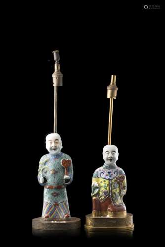 A pair of lamp bases with polychrome-enamelled figures of boysChina, 18th century(La porcellana h.