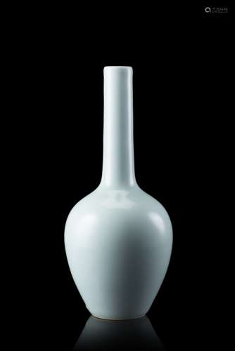 A small claire-de-lune monochrome vase, apocryphal Qianlong markChina, 20th century(h. 17 cm.)