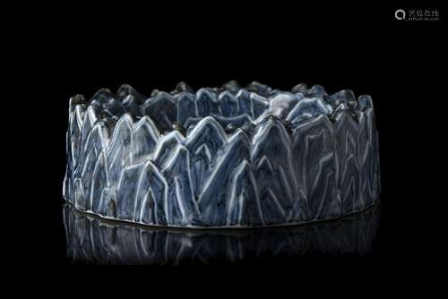 A blue-glazed base shaped as mountainsChina, 20th century(d. 21 cm.)ITBase in porcellana a