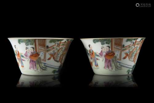 Two small Famille Rose porcelain cups each decorated with figuresChina, 19th century(d. 11 cm.)ITDue