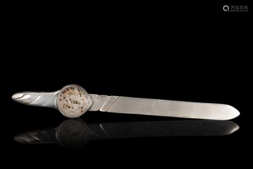 A silver paperknife with inset jade plaqueChina, 20th century(l. 37.5 cm.)ITTagliacarte in argento