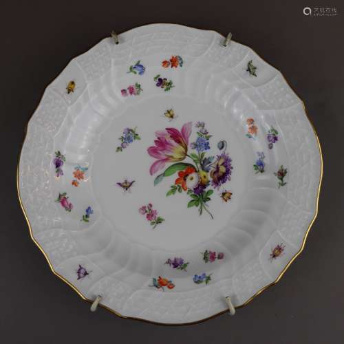 Tiefer Teller - Meissen, unterglasurblaue Knaufmarke, um 1900, geschweifte Form mit<br />Goldrand, auf dem Rand und im Spiegel handgemalte Insekten und Frühlingsblumen, Reliefdekor, Pressnummern 