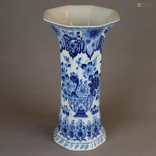 Delft Vase - Holland, ca.1900-1920, Fayence, Unterglasurmalerei in Kobaltblau, achteckige<br />Form, profillierte Wandung, Schauseite mit Blumenbouquet, Unter- und Oberteil mit umlaufendem floralem Dekor, Bodenseite mit unterglasurblauer Marke und Bezeichnungen 