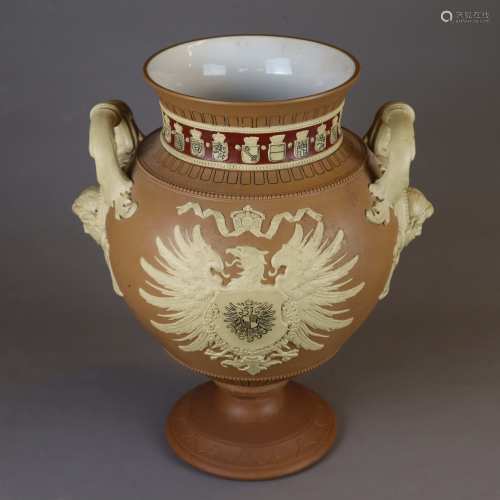 Henkelvase Villeroy & Boch - Form Unikat von 1897, brauner Fond, cremefarbener<br />Reliefdekor, innen weiß glasiert, beidseitig verziert mit Reichsadler des Deutschen Kaiserreiches, seitlich Rocaillehenkel mit Frauenköpfen und Waagschalen im Relief, Hals umlaufend mit Stadtwappen dekoriert, Boden bezeichnet 