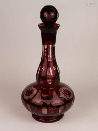 Große Glaskaraffe - Böhmen 20.Jh., farbloses Glas mit rubinrotem Überfang, Dekor<br />geschnitten und geätzt, Stopfen mit rundem Knauf,Höhe ca.35,5cm