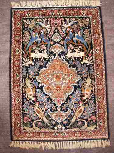 Orientteppich - Wolle, rotgrundig, floraler und ornamentaler Dekor, teils mit<br />Vogelmotiven, mehrfach gegliederte Bordüre, Fransen, ca.308x209cm