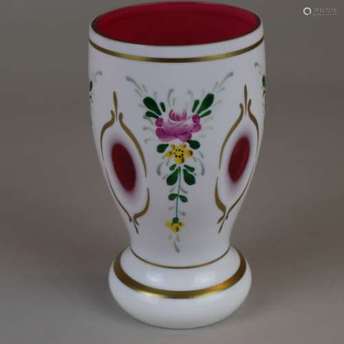 Ranftbecher/Vase - Böhmen nach 1900, rot gefärbtes Kristallglas mit Milchglasüberfang,<br />geschliffen, floral bemalt und goldstaffiert, ca.15,5cm hoch