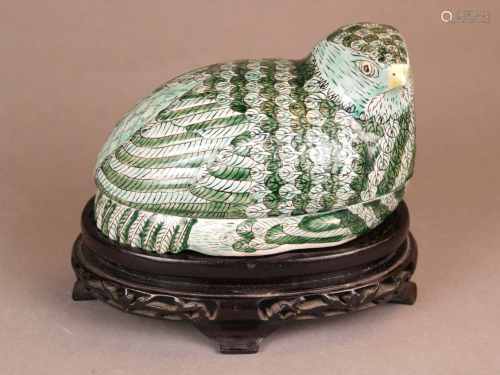 Kleine Deckelterrine in Rebhuhnform - Keramik, in Grüntönen bemalt, ovale Form,<br />zweiteilig, Stand unglasiert, Deckel innen datiert 