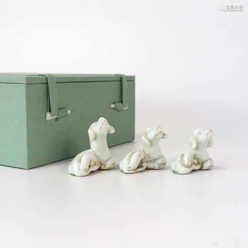 HUTIAN KILN GREEN-WHITE GLAZE SMALL DOGS SET