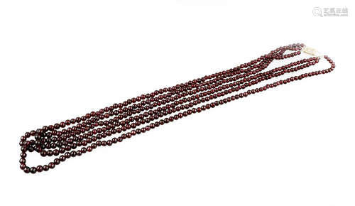 A rhodolite garnet necklace