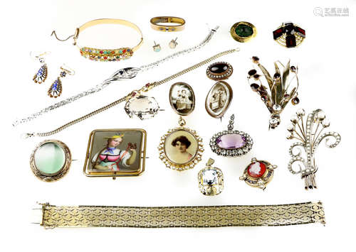 A collection of jewellery