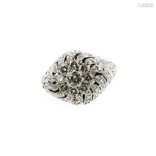 A diamond cluster ring