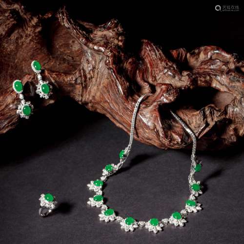 缅甸天然满绿翡翠配18K白金镶钻石蛋面花形项链、耳环、戒指套装
