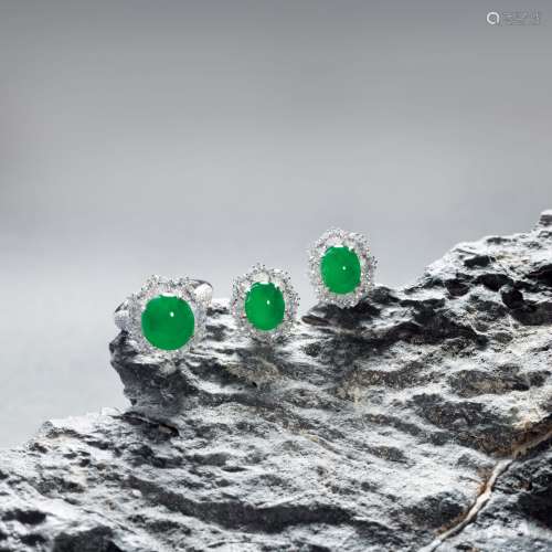 缅甸天然满绿翡翠配18K白金镶钻石蛋面耳钉、戒指套装