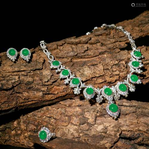 缅甸天然满绿翡翠配18K白金镶钻石蛋面项链、耳环、戒指套装