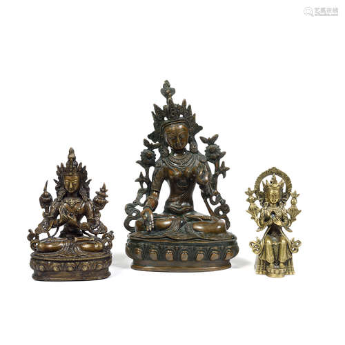 SUITE DE TROIS STATUETTES