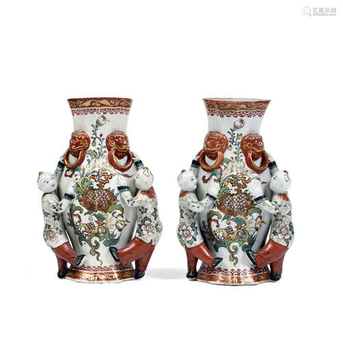 PAIRE DE VASES MURAUX